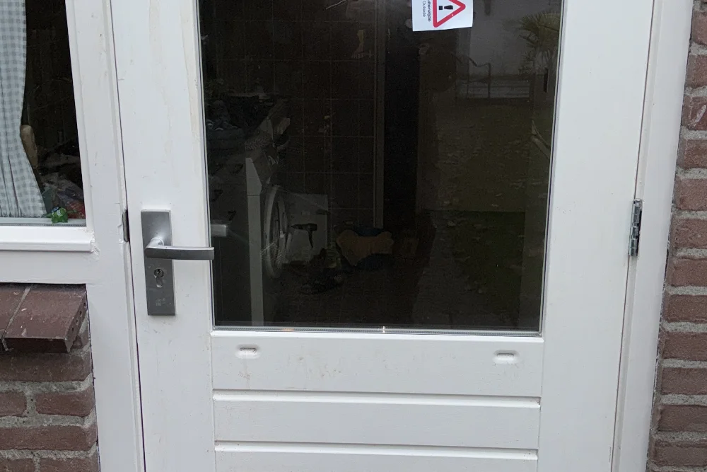 Vervangen houten achterdeur met strak passend kozijn, uitgevoerd door HoutMakers in Lelystad