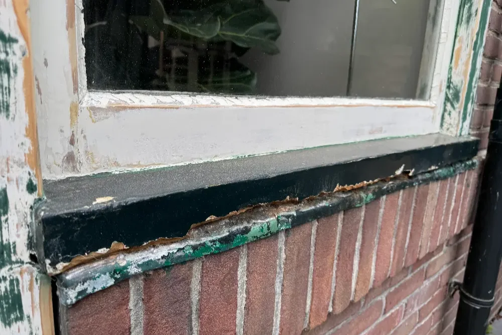 Houtrot onder raamkozijn en onderdorpel vóór herstel