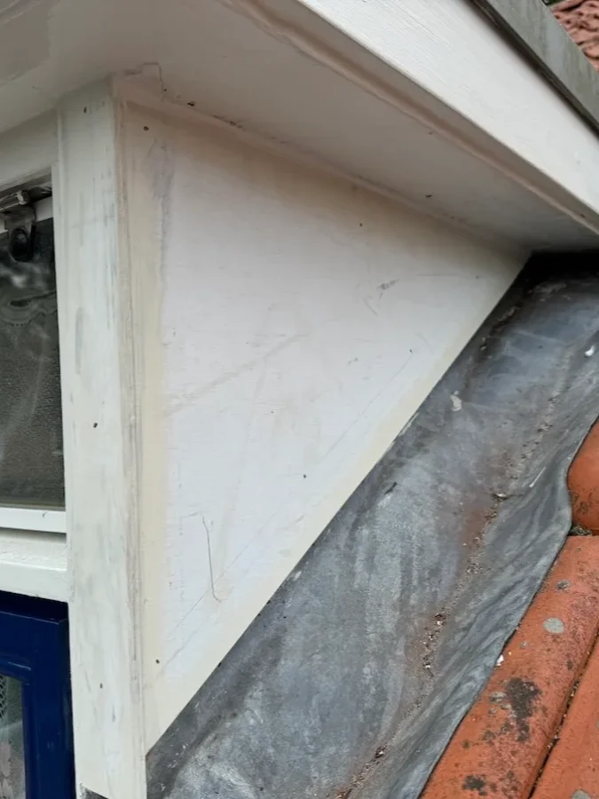 Herstelde zijwang van dakkapel na houtrotreparatie door HoutMakers
