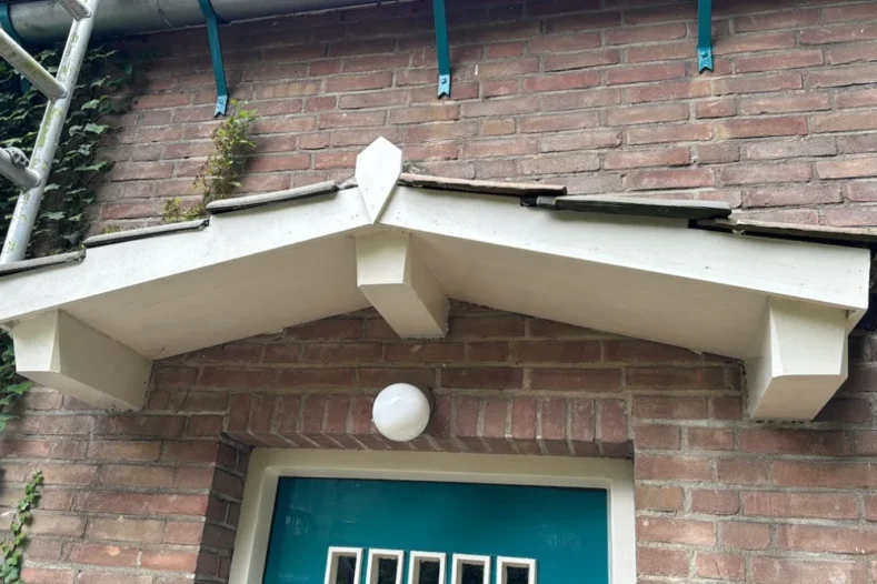 Boeidelen en sierdeel boven voordeur vervangen, strak afgewerkt – HoutMakers Lelystad