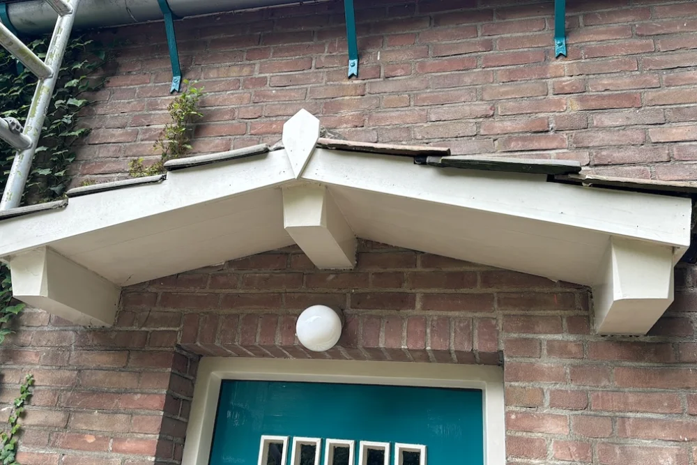 Boeidelen en sierdeel boven voordeur vervangen, strak afgewerkt – HoutMakers Lelystad