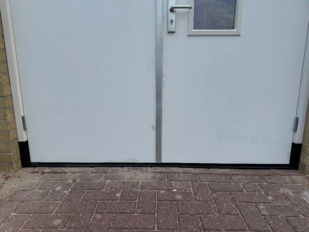 Kunststof onderdorpel geplaatst bij buitendeur – duurzame oplossing tegen houtrot